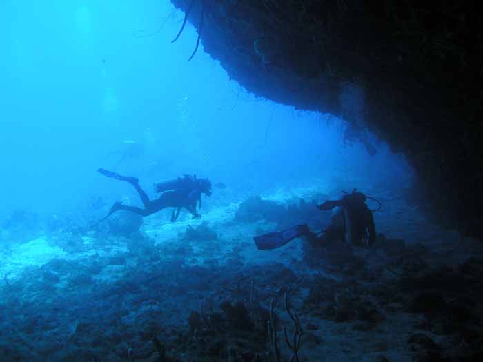 cave-and-divers-1